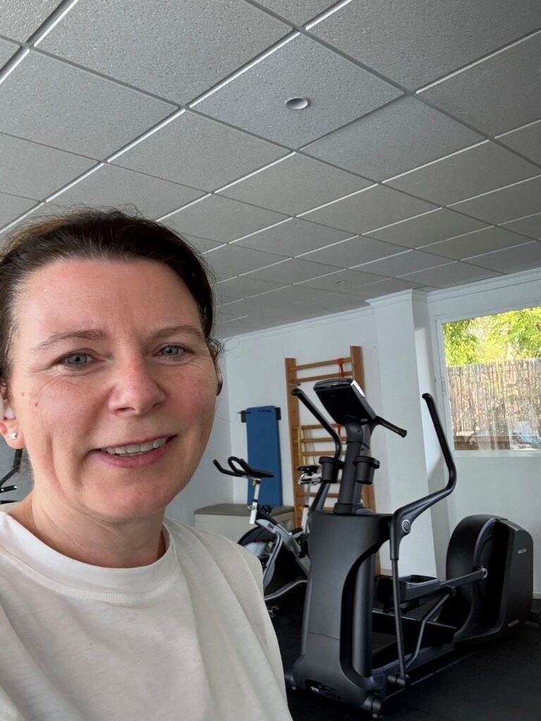 JaneyHFit in the hotel gym. Staying consistent on holiday with fitness goals